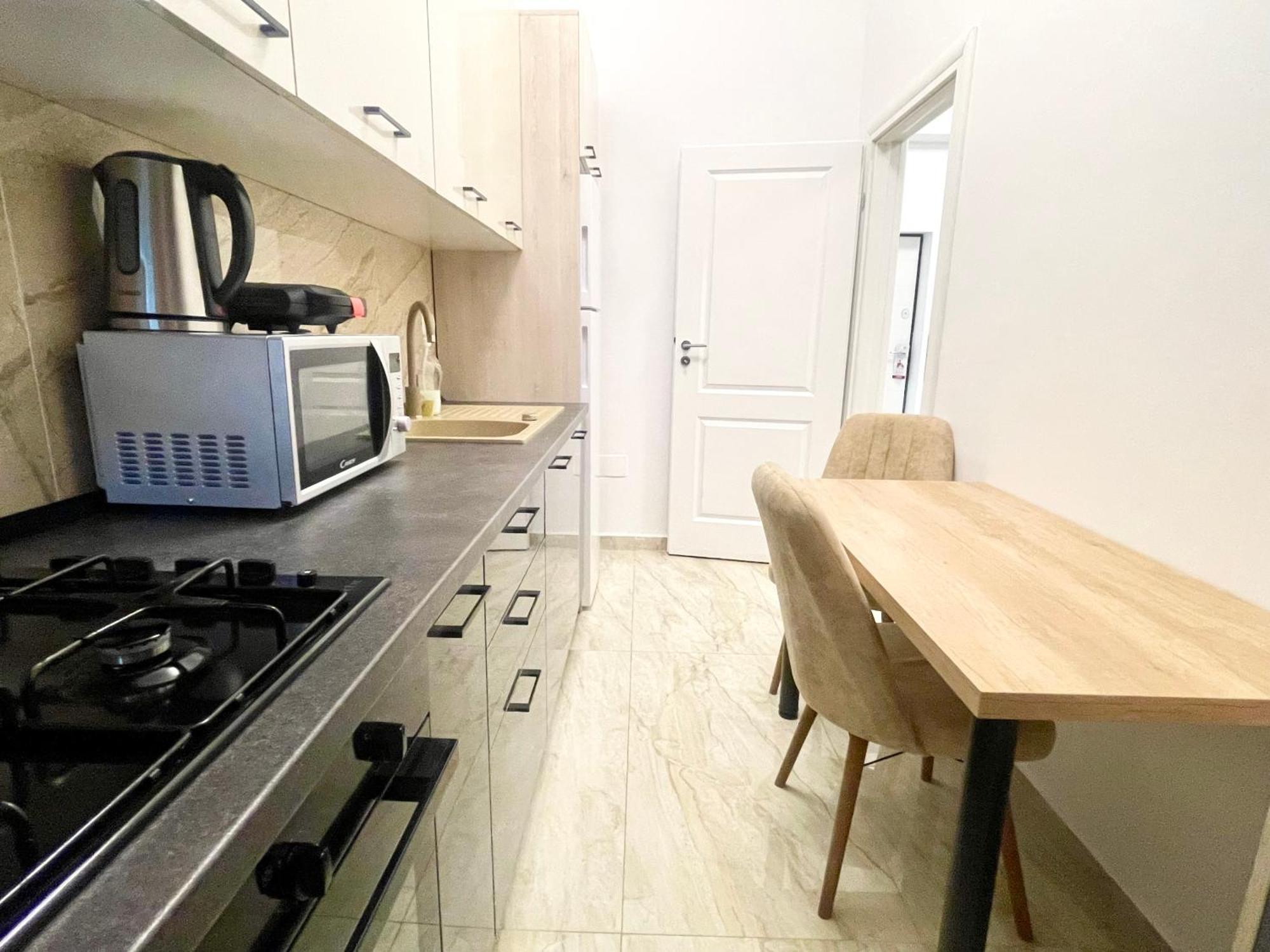 Apartment Adress Ad9 *